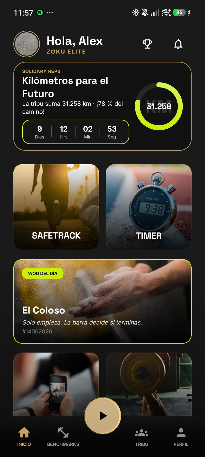 Pantalla de inicio de Zoku Athletics sobre fondo oscuro: un reto colectivo con cuenta atrás y un anillo de progreso en verde lima, accesos directos a SafeTrack y al cronómetro, y el entrenamiento del día destacado.