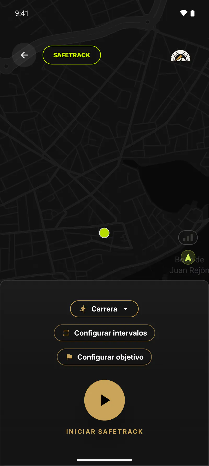 SafeTrack before a run: dark city map with the runner’s position, activity picker, interval options and a gold start button.